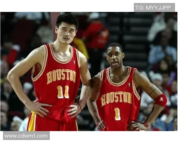 姚明与艾佛森的幽默互动引发球迷热议两位篮球巨星的友谊故事