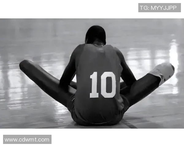 姚明在泳池畅游的瞬间展现运动员风采与生活乐趣的完美结合