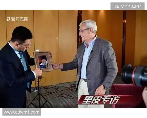 足球场上的风采与魅力访谈女记者揭秘明星球员背后的故事